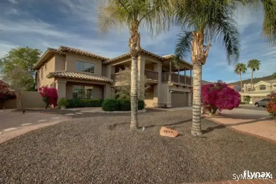5640 W ARROWHEAD LAKES Drive Glendale